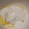 Cắt bơ thành miếng nhỏ, để bơ ở nhiệt độ phòng cho mềm. Thêm đường bột vào, đánh đều cho tới khi hỗn hợp chuyển màu vàng nhạt và nhẹ hơn.