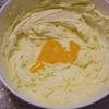 Dùng máy đánh trứng trộn cho đường bột tan hết quyện vào bơ tạo thành hỗn hợp màu vàng nhạt. Đánh tan trứng rồi đổ làm 3 lần vào hỗn hợp bơ đường vừa trộn, mỗi lần đổ trứng vào bạn phải trộn đều, sau đó mới đổ tiếp phần còn lại.
