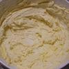 Dùng máy đánh trứng trộn cho đường bột tan hết quyện vào bơ tạo thành hỗn hợp màu vàng nhạt. Đánh tan trứng rồi đổ làm 3 lần vào hỗn hợp bơ đường vừa trộn, mỗi lần đổ trứng vào bạn phải trộn đều, sau đó mới đổ tiếp phần còn lại.
