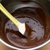 Cho chocolate đen vào nồi, hấp cách thủy đến khi chocolate tan chảy ra. Cuối cùng, cho chocolate, kem whipping vào 2 túi bóp kem có gắn đui tròn.