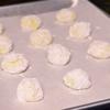 Đặt bánh lên khay nướng có lót sẵn giấy nến, dùng tay ấn nhẹ cho bánh quy dẹt, tròn đều.