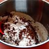 Cho tất cả nguyên liệu: 112g bơ, 55g đường đen, 55g đường trắng, 1/2 quả trứng gà, 30g bột cacao, 180g bột mì, 1/4 muỗng cà phê muối, bột nở và vani. Trộn đều bằng máy trộn hoặc bằng tay, đến khi bột không dính tay và mịn. Dùng màng bọc thực phẩm bọc khối bột lại và cho vào ngăn mát tủ lạnh khoảng nửa tiếng.