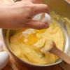 Đập trứng vào cùng, trộn đều. Dùng môi múc hỗn hợp bột đặt lên khay có lót sẵn giấy nến.