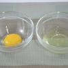 Trứng đập ra chén, tách lấy lòng đỏ, lòng trắng trứng để riêng như hình bên.