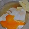 Cho bơ, trứng gà, đường, 2 muỗng cà phê vani vào âu, đánh đều thành một hỗn hợp đồng nhất.