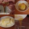 Tiếp đến cho siro táo và 2 quả trứng vào một chén. Dùng đĩa đánh đều. Tiếp đến cho bơ vào trong máy xay sinh tố, vừa thêm bơ vừa xay đều. Sau đó cho từng chút một hỗn hợp trứng vào.