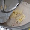 Tiếp theo, cho 120gr bơ vào, trộn đến khi bột trông giống như những vụn bánh mì là được.