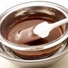 Cho chocolate vào nồi, hấp cách thủy đến khi chocolate tan chảy. Nhúng bánh lần lượt vào chocolate, hạt dẻ cười xay nhỏ và cốm.