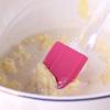 Ở một bát khác, cho bơ lạt vào, dùng phới miết nhuyễn bơ. Sau đó, từ từ thêm sữa tươi không đường, vani và whipping cream vào và trộn đều.