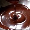 Cho 100gr chocolate đen vào nồi hấp cách thủy cho tan chảy. Lấy bánh ra, để nguội, nhúng 1/2 bánh vào chocolate đen.