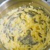 Đánh bơ lạt cùng đường bột cho hòa quyện, sau đó cho đường bột vào đánh thêm một lượt nữa. Kế tiếp, bạn đập trứng gà vào, thêm tinh chất vani, rây phần hạt điều đã xay vào tô bột.
