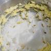Đánh bơ lạt cùng đường bột cho hòa quyện, sau đó cho đường bột vào đánh thêm một lượt nữa. Kế tiếp, bạn đập trứng gà vào, thêm tinh chất vani, rây phần hạt điều đã xay vào tô bột.