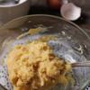 Tiếp theo, cho lần lượt trứng, bột mì, 1 muỗng cà phê muối vào, đánh cùng tạo thành một khối bột mềm, mịn.