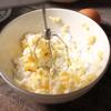 Đánh bông bơ với đường bột, đánh thật kỹ cho đến khi bơ bông xốp và có màu sáng.