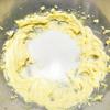 Cắt nhỏ 100g bơ ở nhiệt độ phòng cho vào tô sạch, thêm 1/8 muỗng cà phê muối nếu thích cùng 90g đường bột và dùng máy đánh trứng đánh đều hỗn hợp cho bơ chuyển màu vàng nhạt. Tiếp theo bạn cho 1 cái lòng đỏ trứng gà vào tô bơ, đánh đều cho trứng hòa quyện với bơ, cho thêm tinh chất bạc hà, tinh chất vani vào cùng, đánh vài vòng cho nguyên liệu hòa đều. Sau đó, rây bột mì vào tô bơ rồi trộn đều thêm một lần nữa là được.