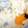 Đầu tiên, cho bơ, đường vào âu, đánh đều lên. Sau đó, cho trứng gà, vani vào, đánh cùng.