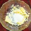 Bạn cắt nhỏ bơ cho vào âu cùng với 1 xíu muối, đường và dùng máy đánh trứng đánh đều bơ tới khi bơ chuyển màu vàng nhạt là được. Thêm tinh chất bạc hà, vani rồi trộn đều sau đó rây bột mì vào tô bơ, tiếp theo bạn trộn đều tới khi phần bột hòa quyện vào bơ thì dừng lại.