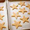 Tiếp theo cho những chiếc bánh hình ngôi sao vào khay, để khoảng cách không bánh sẽ dính nhau. Cho vào lò nướng khoảng 8 phút hoặc khi bánh chín vàng.