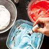 Chia kem ra làm 3 phần, 1 phần để nguyên còn hai phần cho vào mỗi bên 2-3 giọt phẩm màu xanh và đỏ. Đánh đều màu thành hỗn hợp đồng nhất.