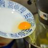 Cho 80gr bơ, 120gr đường vào máy đánh trứng, đánh đều. Sau đó, cho thêm trứng vào, đánh cùng.