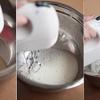Dùng máy đánh trứng, đánh bông lòng trắng trứng với 200gr đường tạo thành kem.