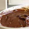 Làm nhân bánh: Đun chảy bơ, chocolate đen trong nồi, để nguội. Quết 1 lớp chocolate, bơ lên bánh, ghép miếng bánh còn lại lên. Như vậy là đã xong rồi đấy!