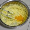Cho bơ, đường vào âu, đánh đến khi bơ chuyển màu sáng, cho lòng đỏ trứng vào, đánh đều.