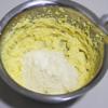 Dùng phới trộn đều bột mì và bột bắp, sau đó, đổ vào âu, dùng máy đánh trứng đánh ở mức thấp tạo thành một khối mịn.