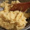 Dùng máy đánh trứng, đánh đều 200gr bơ, trứng gà, đường. Sau đó cho bột mì, muối vào, trộn đều thành một khối mịn.