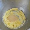 Để bơ ở nhiệt độ phòng cho mềm, thêm đường trắng và phô mai vào, dùng máy đánh trứng đánh cho bông mịn.