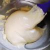 Cho bột đã rây vào hỗn hợp trứng đánh. Dùng spatula trộn nhẹ nhàng để bột và trứng hòa quyện cùng nhau.