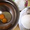 Cho trứng và lòng đỏ trứng gà vào chung 1 thau. Cho tất cả các nguyên liệu vào tô, thau riêng. Để sẵn ra ngoài chuẩn bị làm bánh quy trứng nướng.