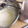 Dùng máy đánh trứng ở tốc độ nhanh để đánh bông trứng. Chia đường làm 3 phần bằng nhau và cho từ từ vào hỗn hợp trứng đánh. Đánh bông trứng đến khi tạo thành hỗn hợp trắng, bông mịn, đặc, cây đánh trứng tạo thành vết hình số 8 như hình là được.