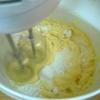 Cho 250g bơ lạt, 150g đường bột, 1/2 muỗng cà phê muối vào tô trộn, dùng máy đánh tốc độ cao đến khi hỗn hợp nhạt màu (khoảng 3-5 phút). Cho từng quả trứng vào, dùng máy đánh vừa quện. Cho vani nước vào, đánh cho quện đều. Trộn chung 150g bột hạnh nhân, 450g bột mì, bột quế, vỏ chanh vàng mài nhuyễn. Sau đó cho vào hỗn hợp bơ, đánh máy tốc độ thấp cho hỗn hợp bột quện vào với nhau.