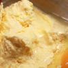 Đánh tan 60gr bơ, 4 muỗng canh mật mía, 50gr đường, trứng, 1 muỗng cà phê vani ở tốc độ trung bình đến khi hỗn hợp có màu sáng, mịn.