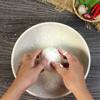 Phần ram: Trộn đều 1 lòng trắng trứng và 120ml nước cốt dừa vào một cái bát. Trong 1 tô khác, cho vào 100gr bột nếp và 20gr bột gạo rồi trộn đều. Sau đó cho từ từ hỗn hợp trứng và nước cốt dừa vào phần bột, trộn đều bằng phới, sau đó chuyển qua nhồi bằng tay đến khi bột thành khối dẻo mịn.