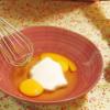 Đập trứng rồi cho 40g đường vào, đánh đều cho quyện vào nhau.