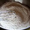 Trộn khoai tây nghiền, muối, trứng và bột trong một cái tô lớn. Nếu hỗn hợp vẫn còn ướt và dính, bạn có thể cho thêm bột mì nhưng cũng không nên cho quá nhiều vì bột sẽ bị dai.