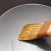 Lấy khuôn tròn, thoa dầu hoặc bơ xung quanh, đổ hỗn hợp này vào, làm láng mặt và cho vào lò nướng.