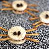 Cuối cùng là đính hạt khô hoặc mè đen vào để làm mắt nhện nữa là hoàn thành nè. Ngoài ra, bạn có thể biến tấu thêm bằng cách đem áp chảo bánh mì trước khi làm bánh nhé.