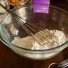 Để bơ ở nhiệt độ phòng, sau đó cắt bơ thành từng viên vuông. Trộn các nguyên liệu khô vào với nhau: bột mì, bột nở, muối nở và muối.