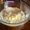Cho 140g bơ vào rồi trộn đều với các nguyên liệu khô. Đến khi hỗn hợp đều, mịn lại với nhau.