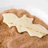 Đun chảy bơ rồi cho ra tô. Trong 1 đĩa, trộn đều đường với bột quế. Những miếng bánh vào tô bơ rồi áo cho đường với bột quế phủ đều 1 mặt miếng bánh.