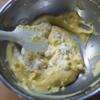 Đổ 1/3 lượng lòng trắng trứng đánh bông vào trộn đều với hỗn hợp lòng đỏ trứng đã nguội ở trên. Sau đó, nhẹ nhàng trộn nốt số lòng trắng trứng còn lại vào với hỗn hợp.