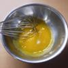 Tách riêng lòng dỏ lòng trắng trứng gà. Cho bơ vào lò vi sóng và làm nóng trong 15 giây để bơ tan chảy rồi đánh đều với lòng đỏ trứng gà.