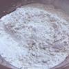 Trong tô lớn, trộn đều 90g bột năng, 10g bột bắp, 30g bột mì, rây mịn. Cho 90ml sữa tươi không đường, 30ml nước, 30g bơ tan chảy, 25g đường, 1g muối vào nồi nấu sôi bùng thì tắt bếp. Cho hỗn hợp bột đã rây vào khuấy đều nhanh tay cho bột thấm đều sữa.