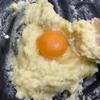 Cho từng quả trứng gà vào khuấy hoà quyện mới cho trứng vào tiếp. Khuấy đều tay đến khi hỗn hợp bột dẻo mịn. Múc bột đổ xuống sẽ chảy thành dòng đứt khúc là đạt.