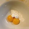 Trong lúc chờ bột, chúng ta sẽ làm nhân su kem. Tách lấy 2 lòng đỏ trứng gà. Tiếp theo là đánh tan lòng đỏ trứng với đường. Cần đánh cho đến khi trứng chuyển thành màu vàng nhạt là được.