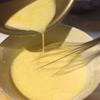 Đun nóng sữa cùng bơ và vani rồi đổ từ từ vào hỗn hợp trứng ở trên, trộn đều nhẹ nhàng, tránh cho hỗn hợp bị nổi bọt. Sau đó, các bạn rây bột ngô vào trộn đều.