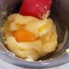 Nước hay sữa cho vào nồi cùng bơ và muối bắt lên bếp nấu lửa vừa. Khi sữa sôi tăn tăn thì cho bột mì vào nhanh tay khuấy đều để bột quyện thành 1 khối. Tắt bếp, để nguội 2 phút. Bây giờ cho 1 quả trứng vào trước khuấy hanh đánh đều. Khi thấy bột và trứng quyện đều thì cho tiếp 1 quả trứng khác vào khuấy cho tất cả quyện thành 1 khối sánh dẻo.